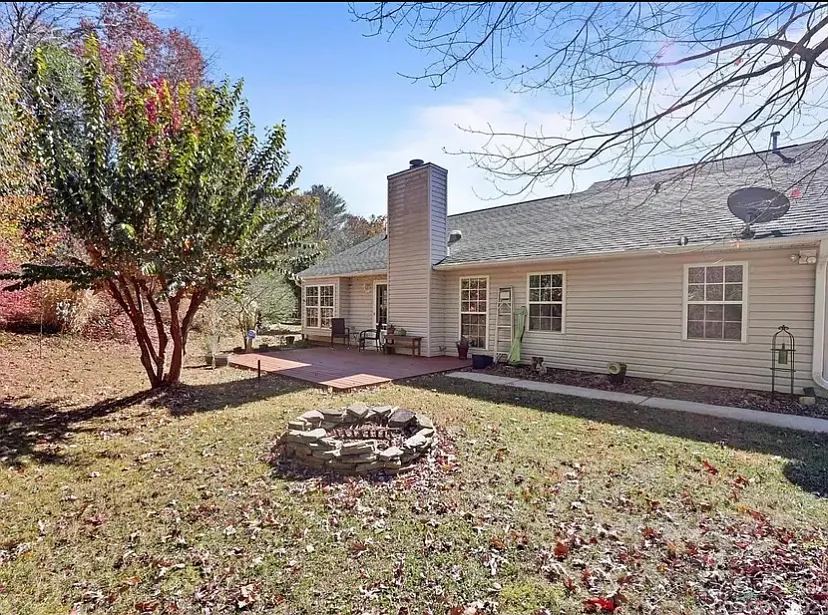 3 bed, 1345 sqft, $2,300 — Photo 2