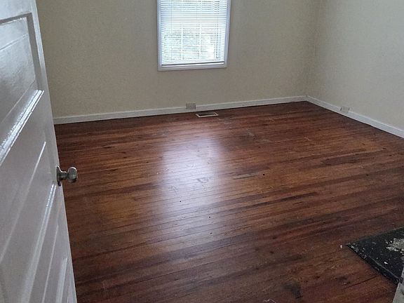 3rd image of 2501 Hubbard St