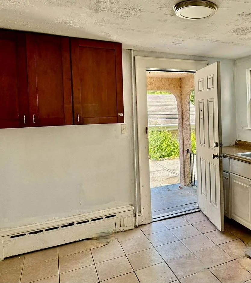 3 bed, 1.0 bath, 700 sqft, $3,100 — Photo 4