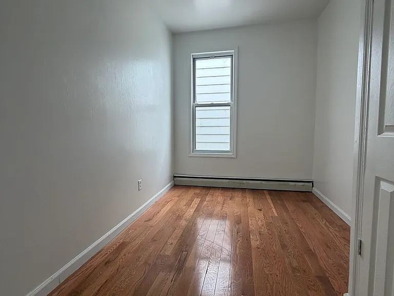 1433 Saint Lawrence Ave — Photo 7