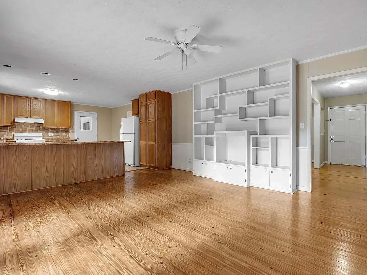 4 bed, 1900 sqft, $2,295 — Photo 4