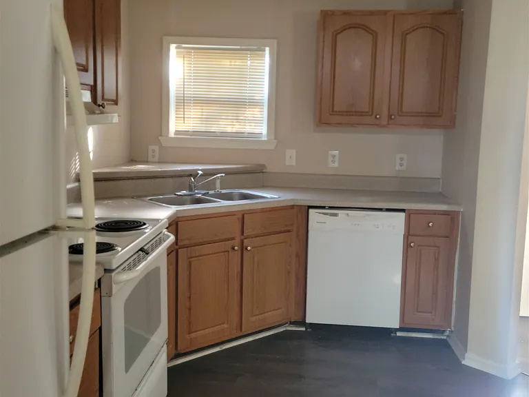 37 Evergreen Ave #B — Photo 6