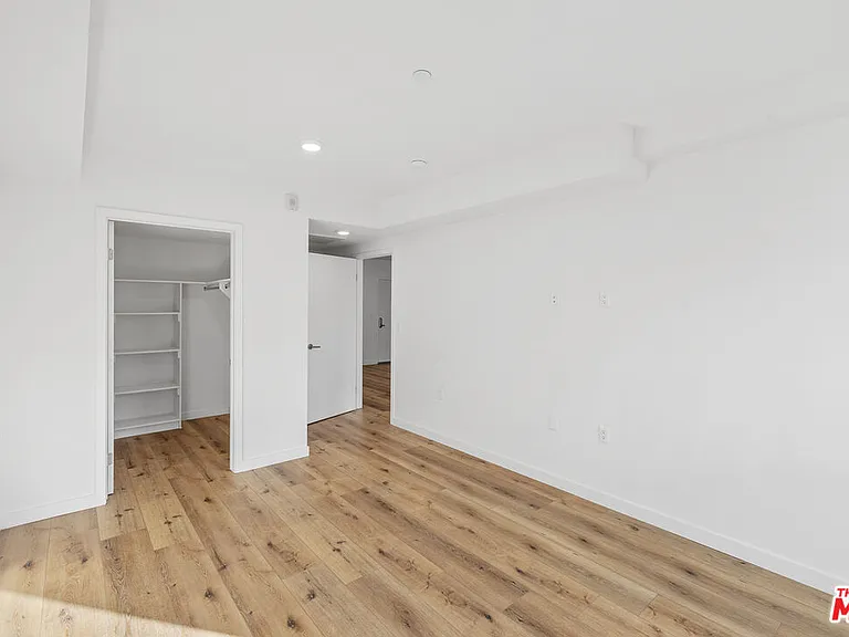 5229 Willowcrest Ave #307 — Photo 52