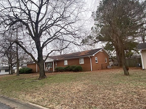 3rd image of 929 Crescent Dr