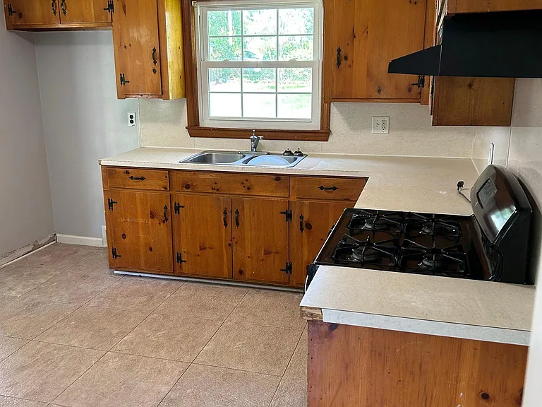 1220 Fort Dr — Photo 5