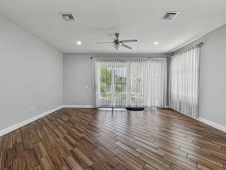1135 NE 3rd Ave — Photo 14