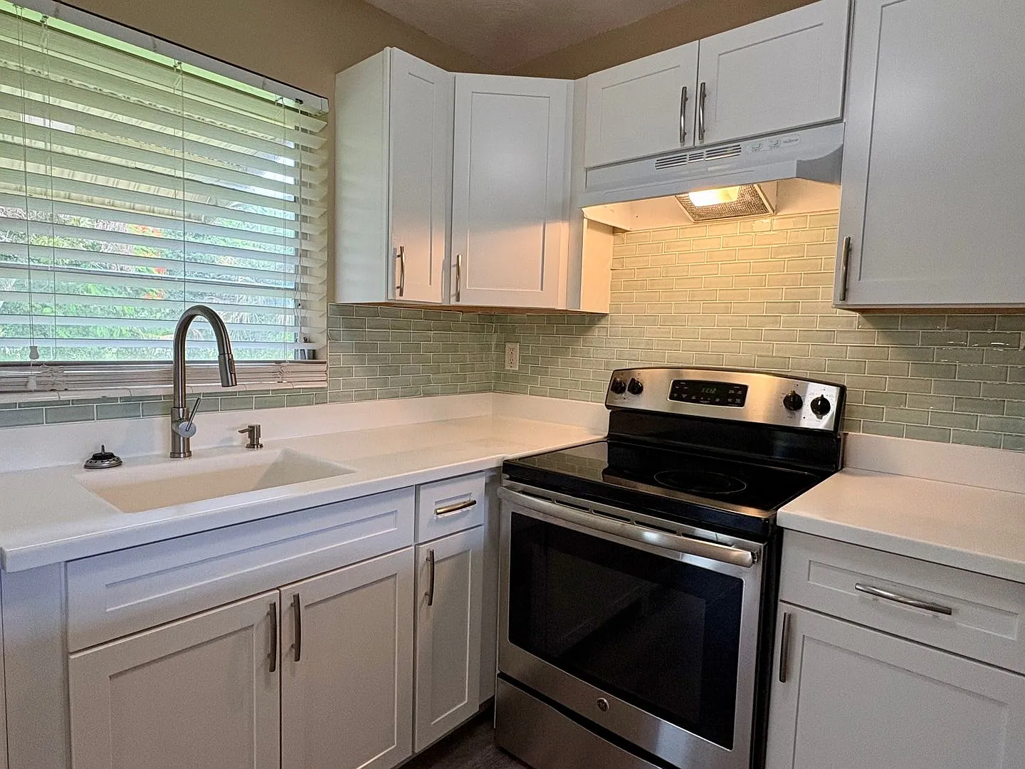 2/1/1 in Stuart--Beautiful kitchen & fenced yard! — Photo 3