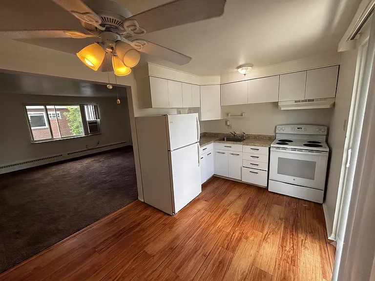 715 Moore St — Photo 2