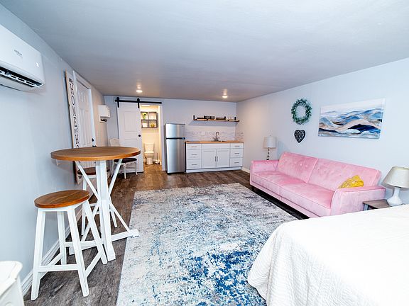 4th image of 104 W Bobe St #2