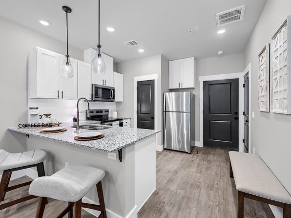 Heritage Court Luxury Townhomes | 1103 S Heritage Pkwy, Sherman, TX