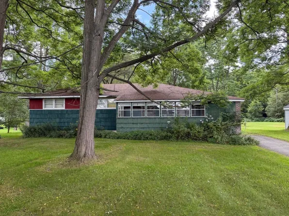 526 Mason St, Morrisonville, NY 12962
