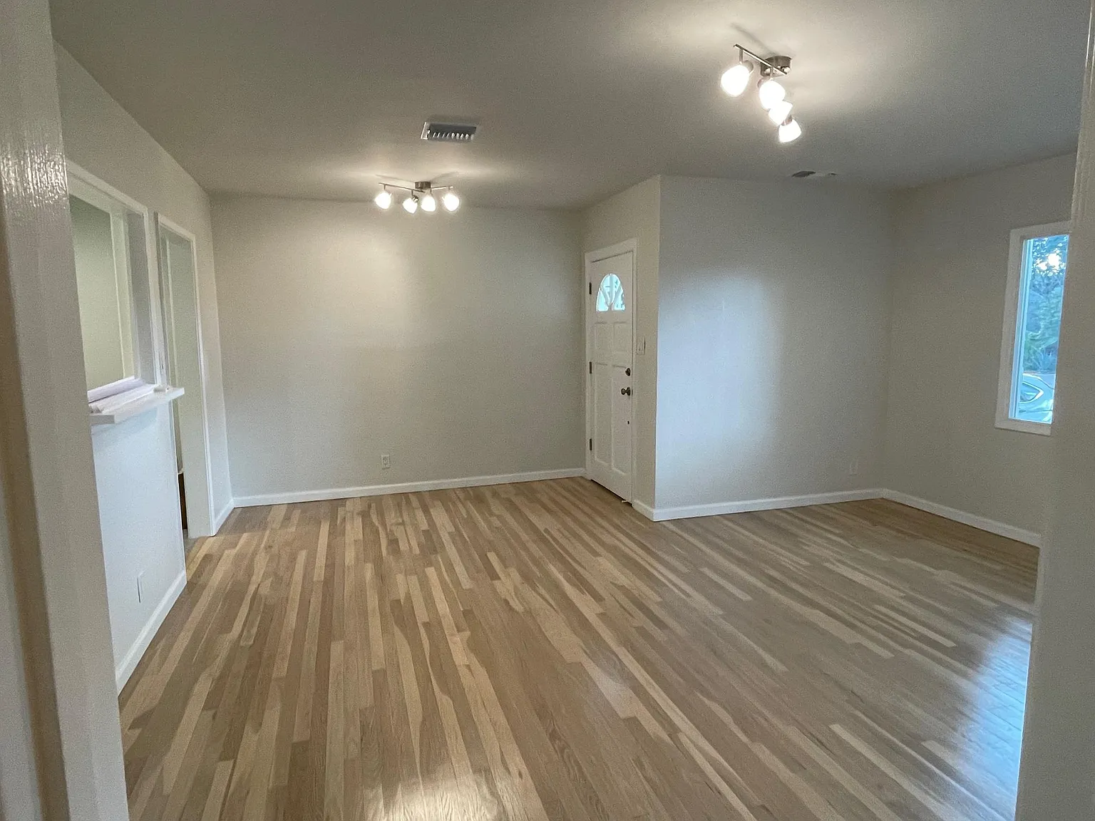 2 bed, 802 sqft, $3,600 — Photo 3