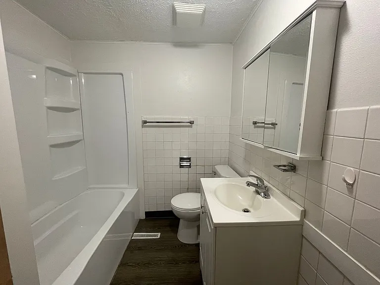 401-403 W Center St — Photo 2