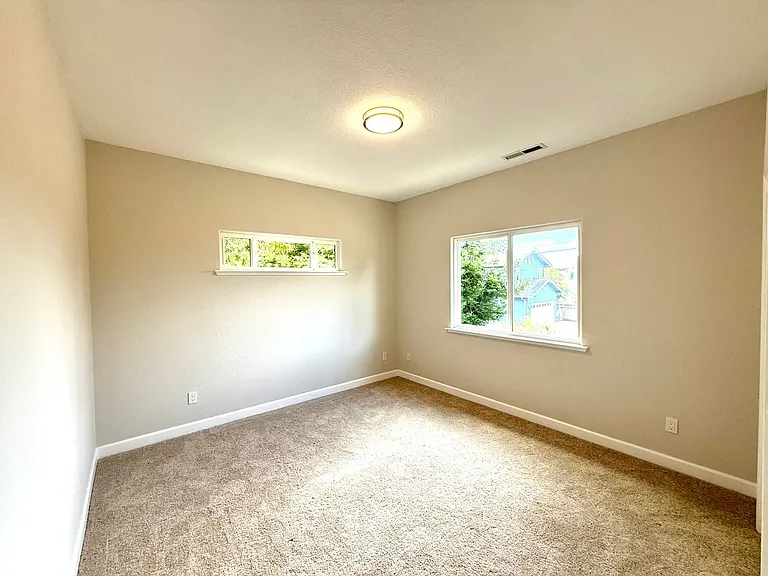 1576 Heritage Ln — Photo 4