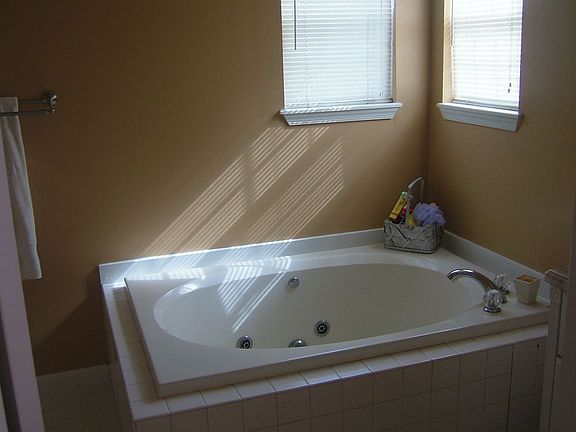 MASTER BATH W/ WHIRLPOOL TUB