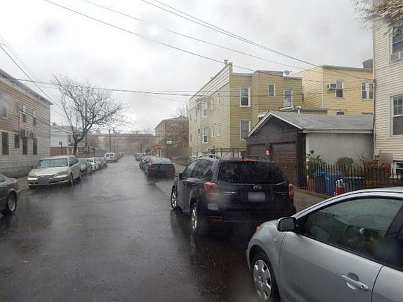 5th image of 8426 52nd Ave
