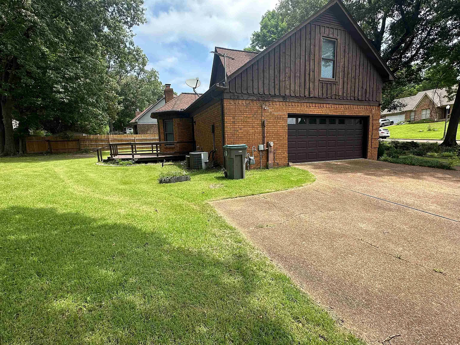 4 bed, 2.5 bath, 2335 sqft, $2,200 — Photo 2