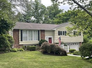 6 Primrose Ln, Huntington, NY 11743