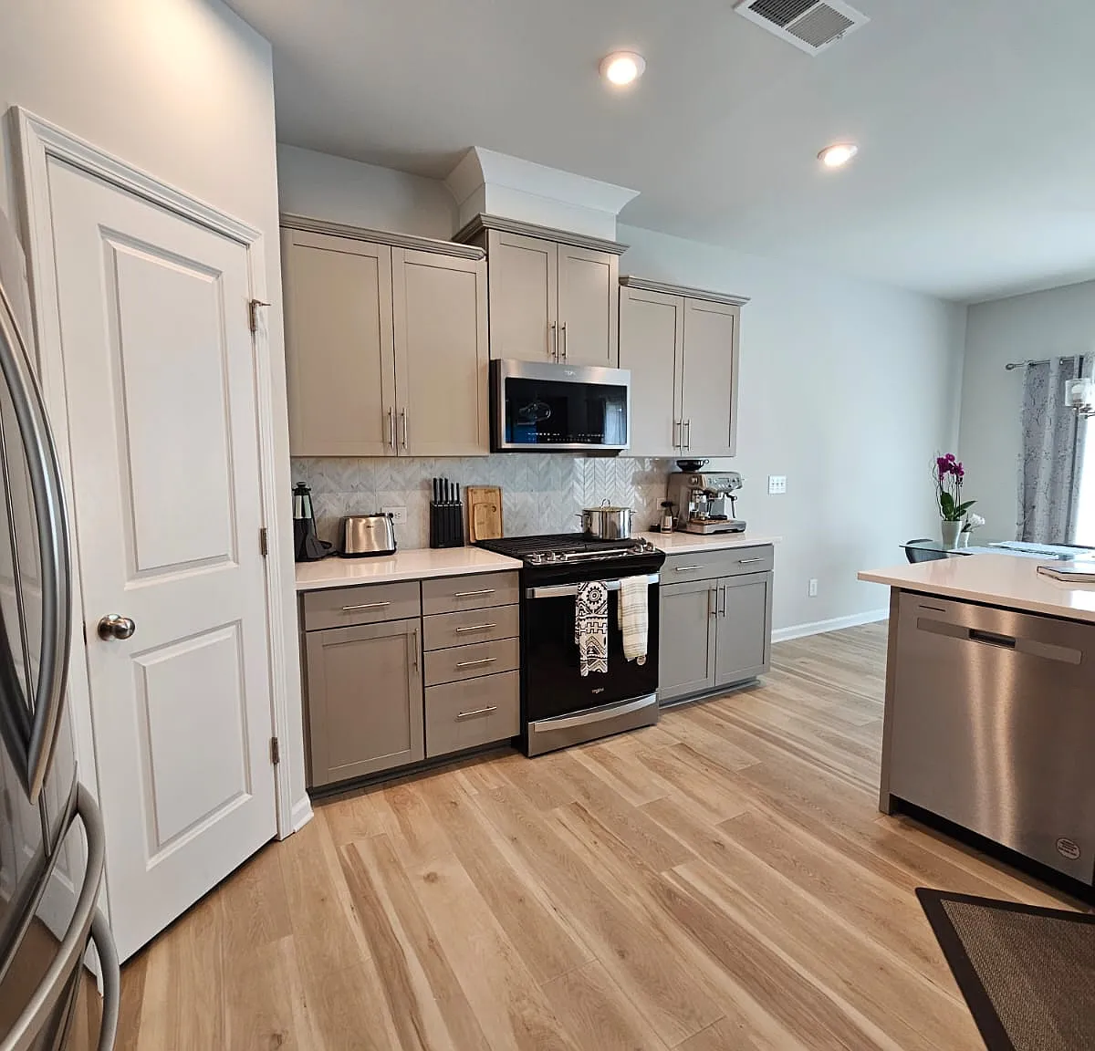 3 bed, 2.5 bath, 1818 sqft, $2,600 — Photo 1