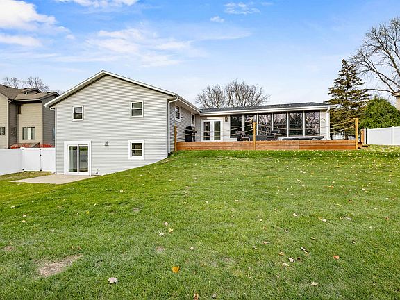 5th image of 4228 Park View Dr