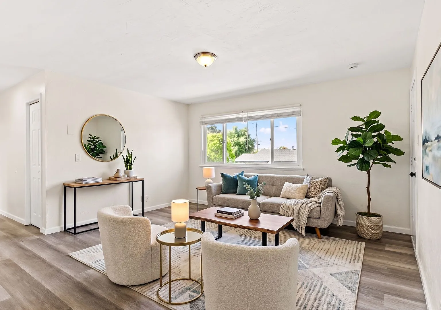Move-In Ready: Secure 3BR Oakland Apartment with Paid Utilities — Photo 1