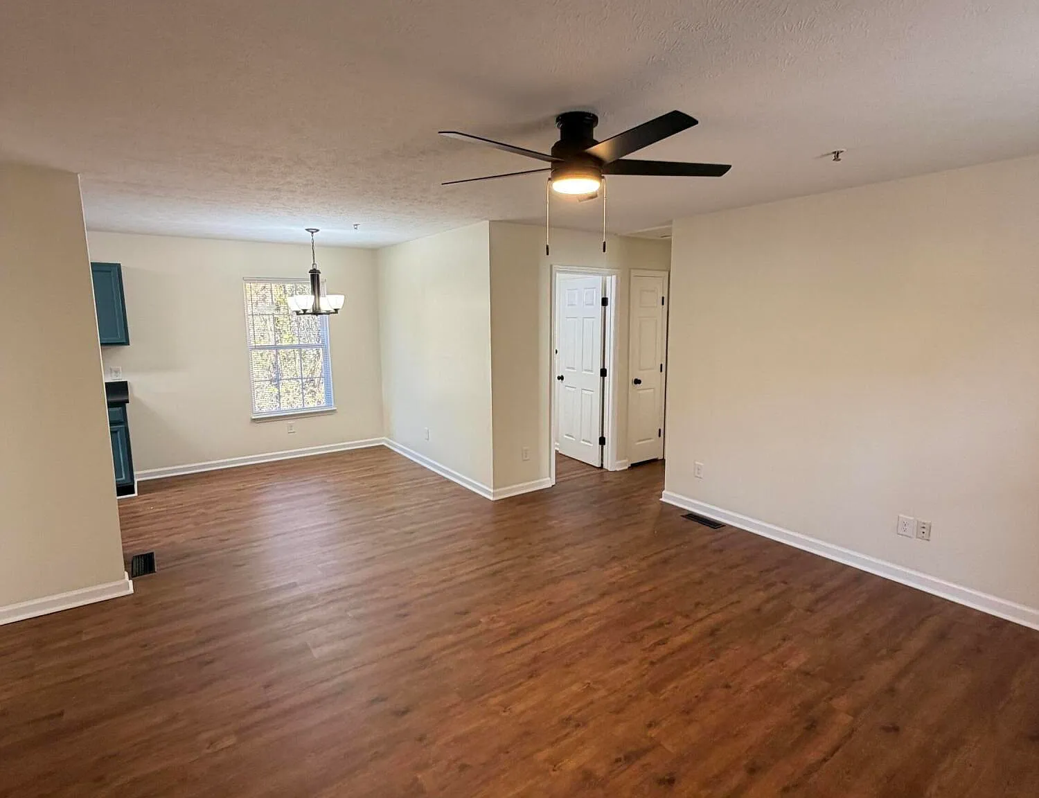 3 bed, 2.0 bath, 1060 sqft, $1,700 — Photo 4