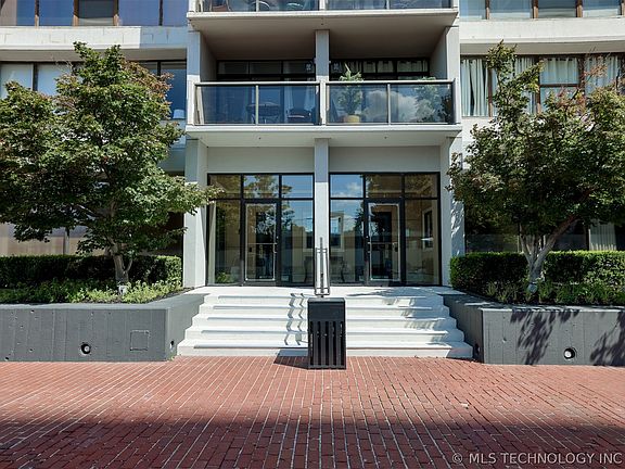 2nd image of 450 W 7th St APT 1306