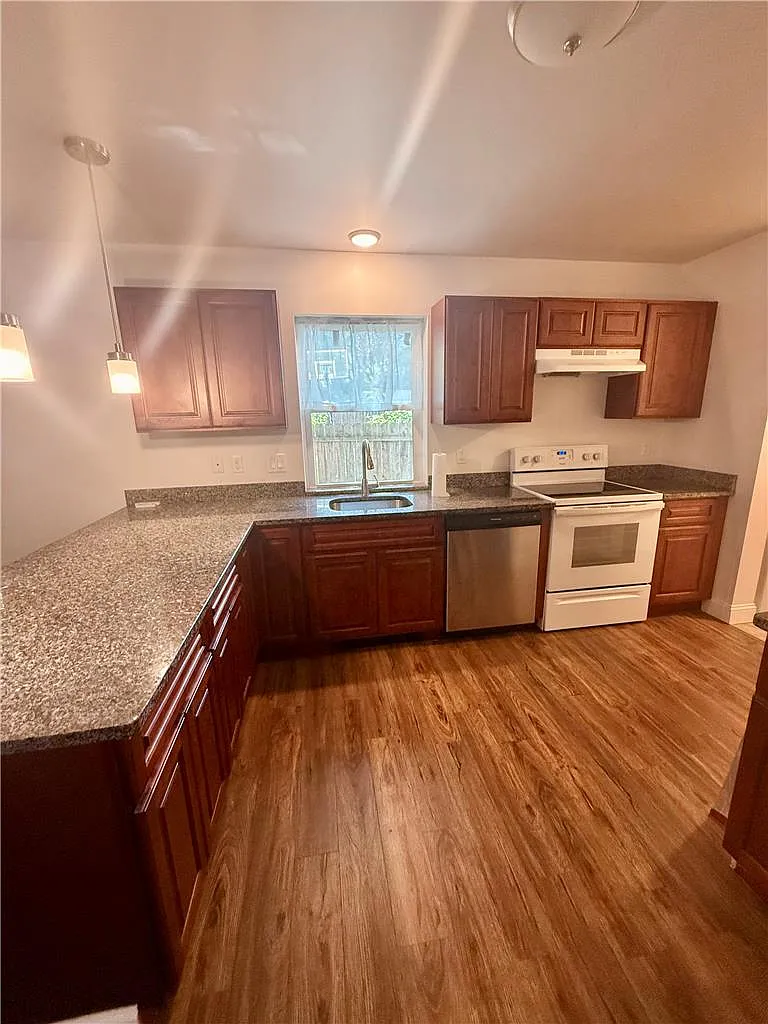 2 bed, 1.0 bath, 1100 sqft, $1,800 — Photo 2