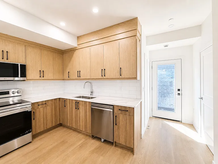 227 26th Ave NE #201 — Photo 6