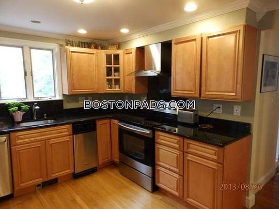 4th image of 71 Burgess Ave
