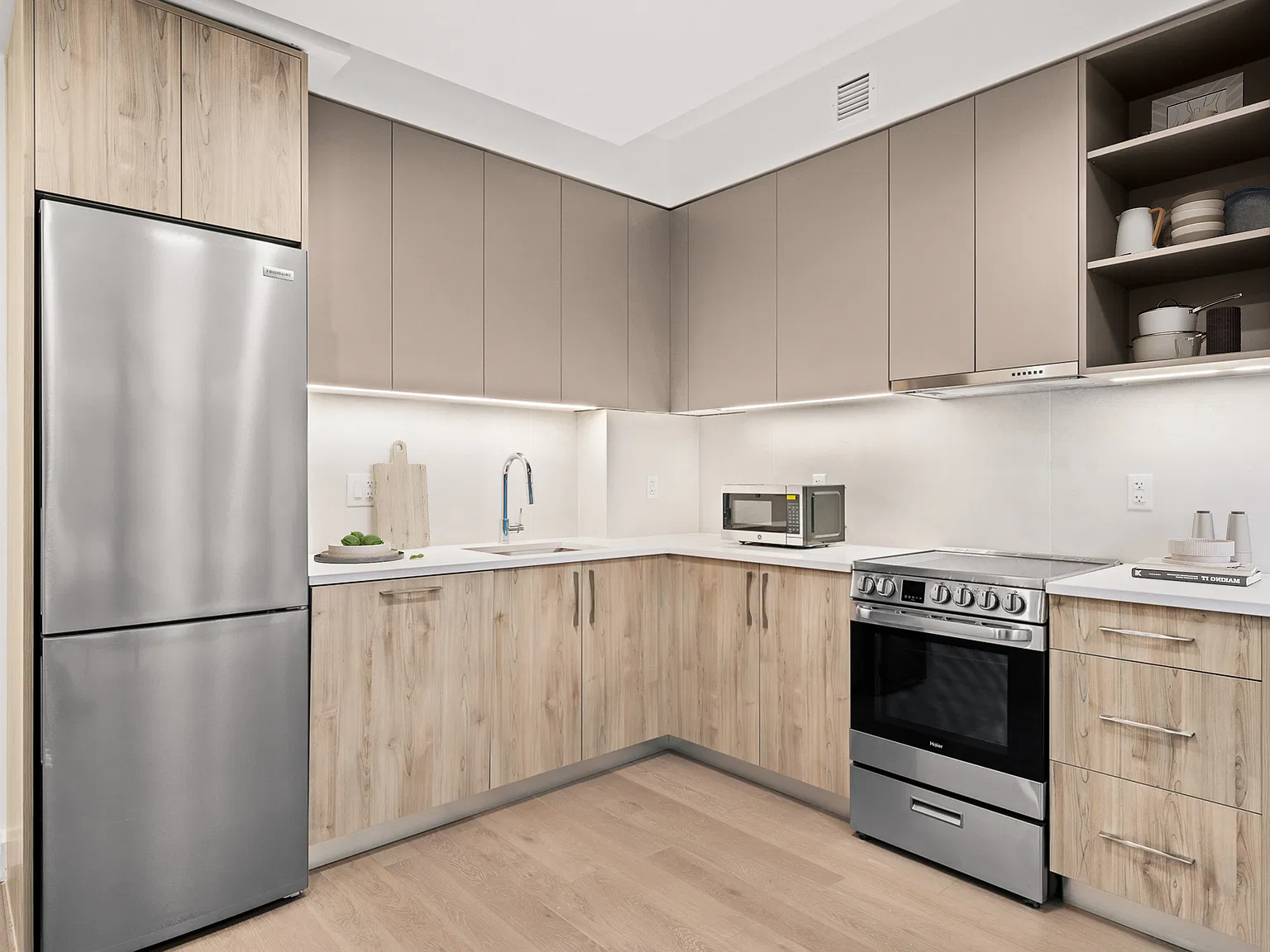 255 Lorimer St — Photo 3