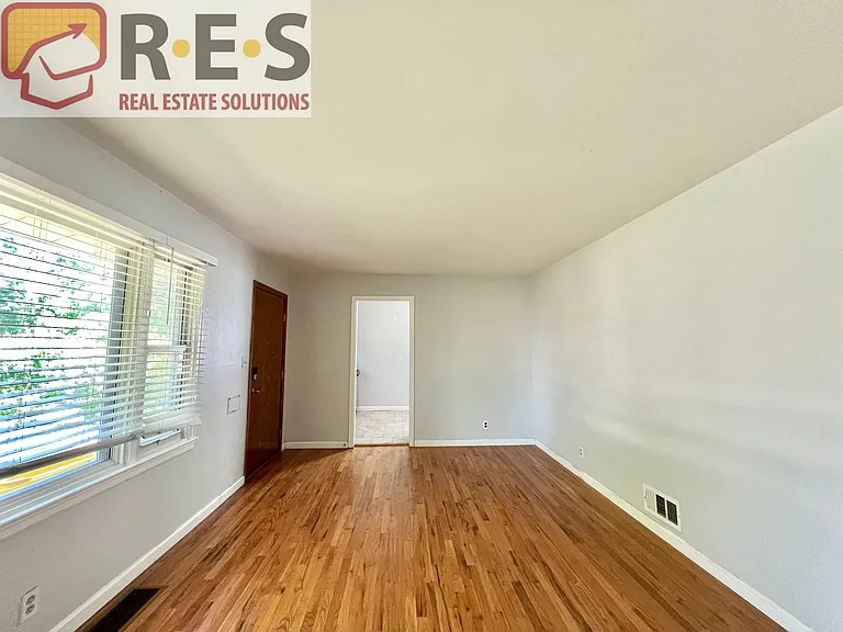 2216 Elmira St — Photo 5