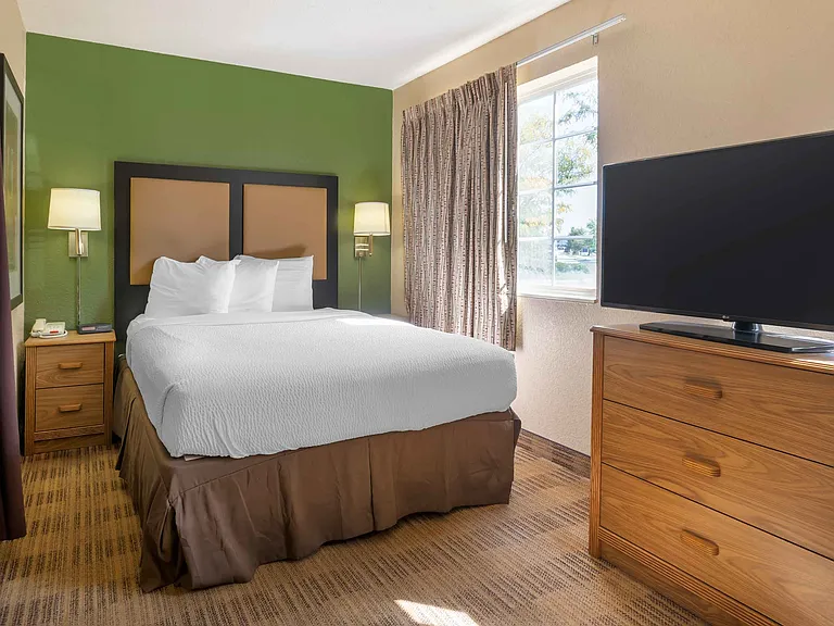 Deluxe Studio - 1 Queen Bed