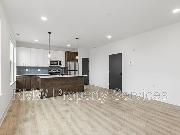 3rd image of 943 Washington Ave Unit 301