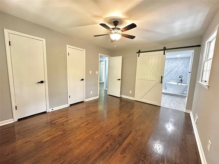 210 Suburban Dr NE — Photo 23