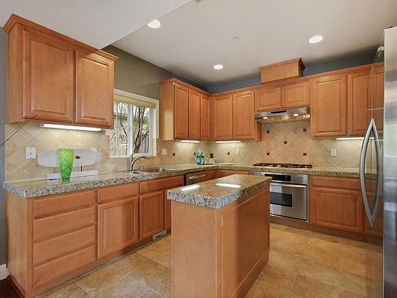 5th image of 806 La Montagne Pl