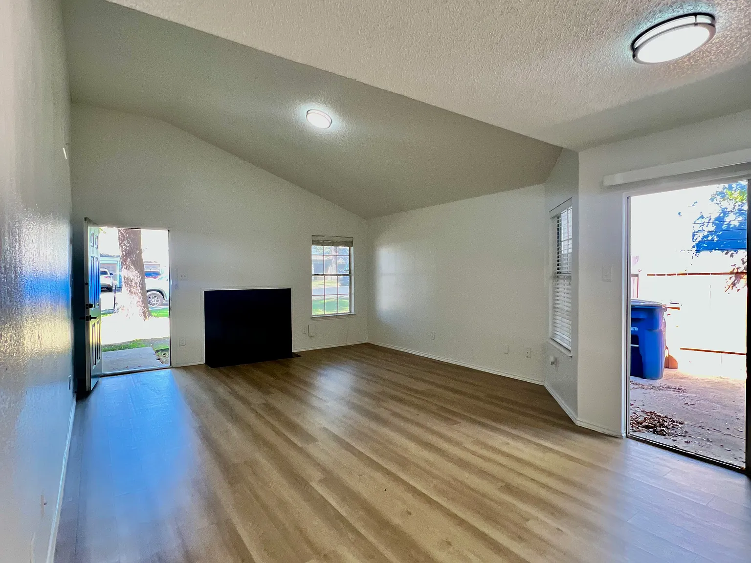 2 bed, 1000 sqft, $1,980 — Photo 3