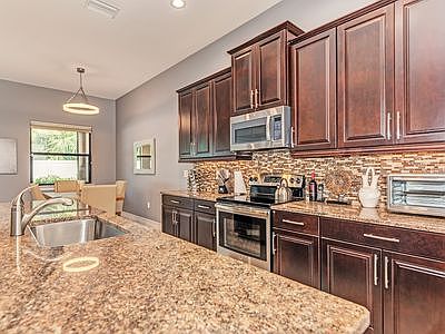 4th image of 1061 Bluffwood Dr