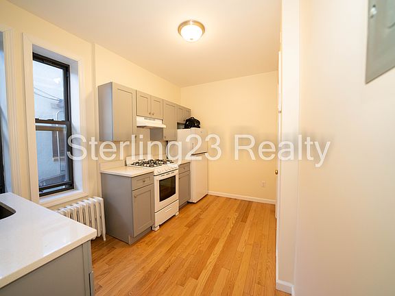 4th image of 2390 29th St APT 10