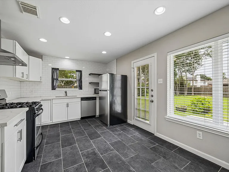 2414 Chelston Ct — Photo 8
