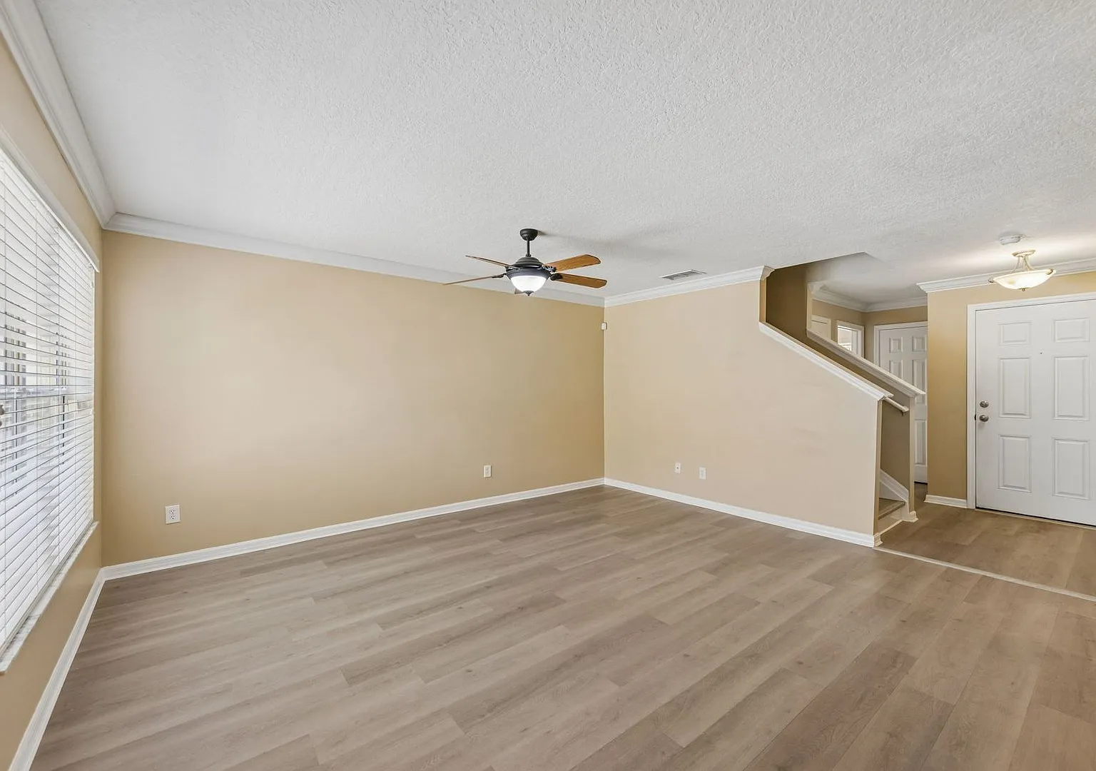 Charming 3/2.5 Townhome Steps from Downtown Avalon! — Photo 3