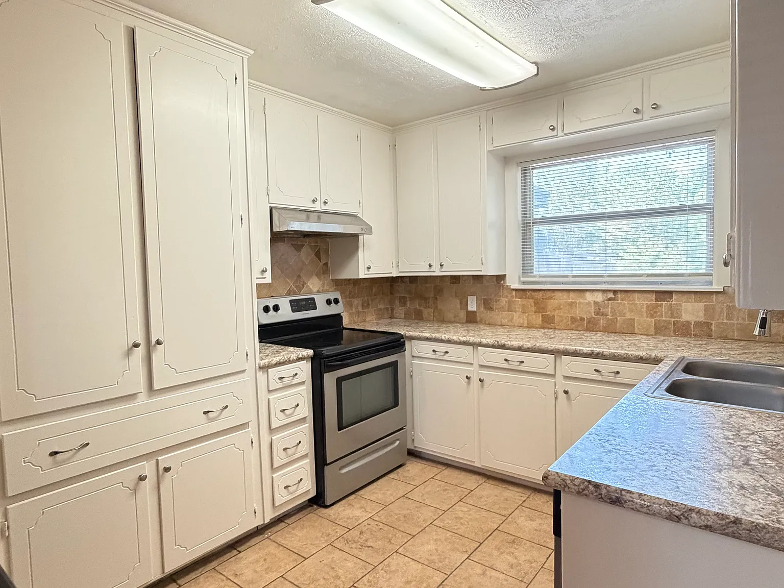 3 bed, 1182 sqft, $1,800 — Photo 2