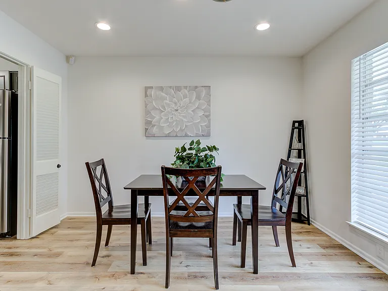 502 Downshire Dr — Photo 8