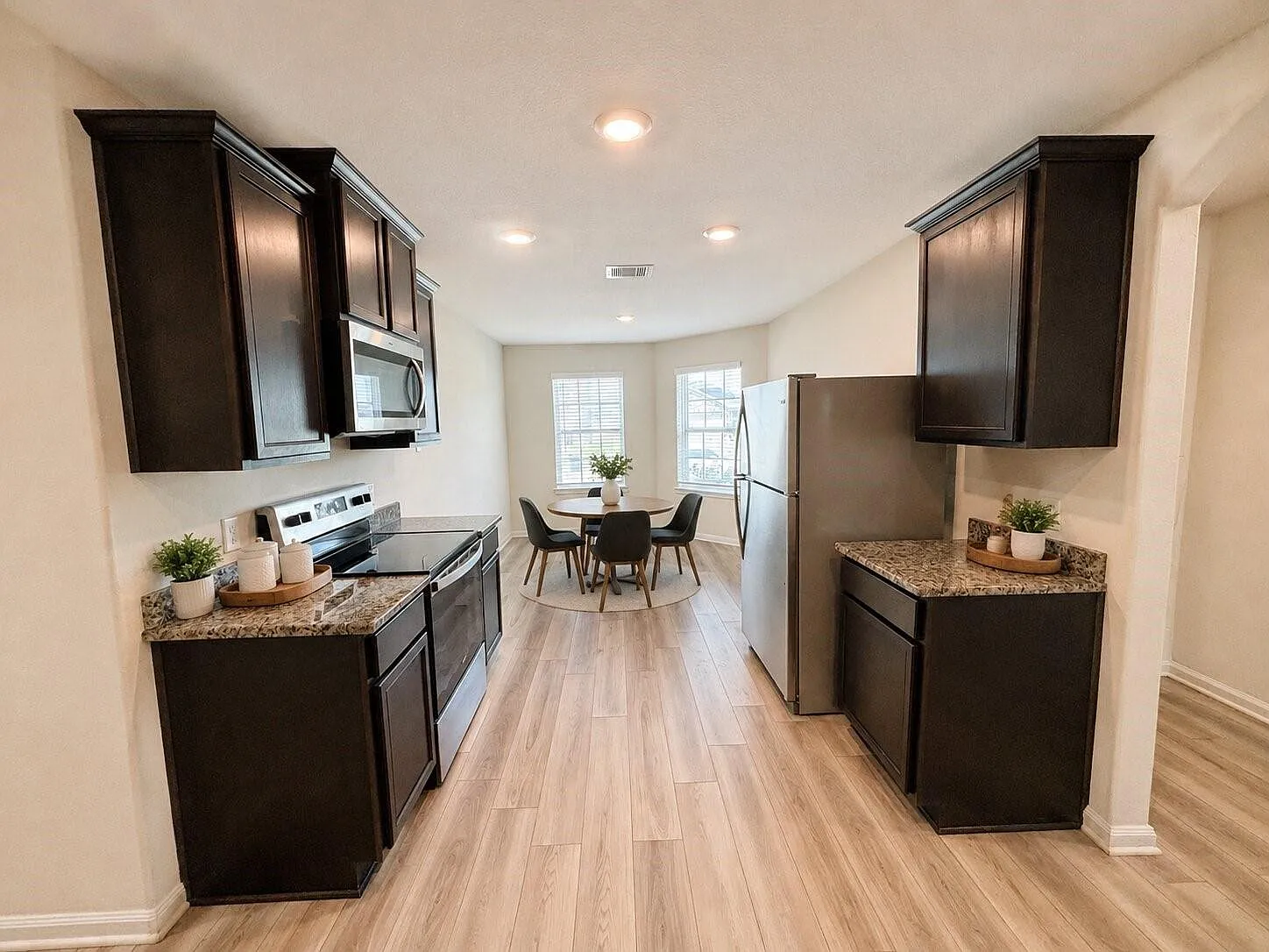 3 bed, 2.0 bath, 1862 sqft, $2,200 — Photo 3
