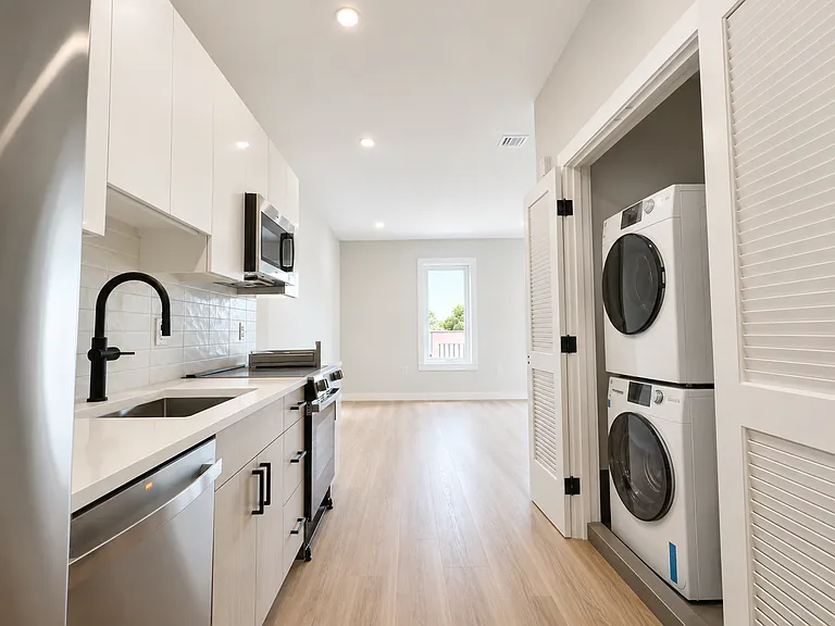 1305 Hyde Park Apartments — Photo 16