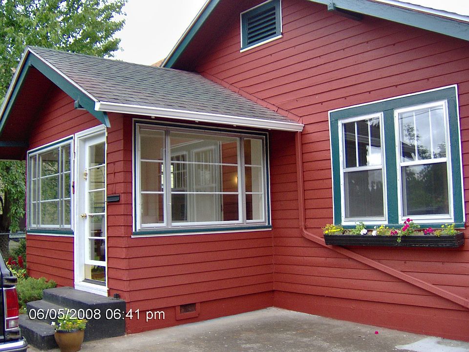 enclosed porch/entry