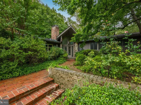 7305 Barra Dr, Bethesda, MD 20817