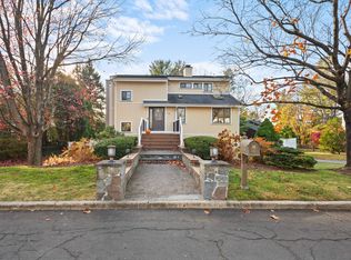 16 Skyview Ln, New Rochelle, NY 10804