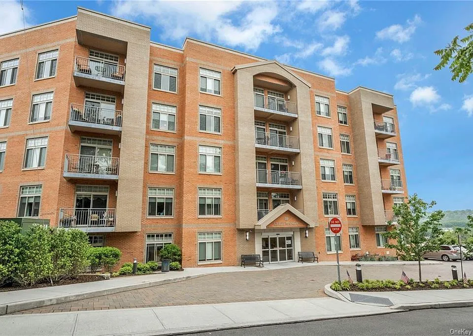40 Jackson Ave - Luxury 55+ Community