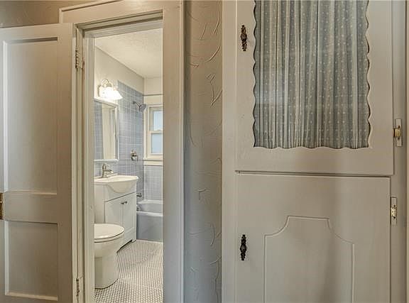 3rd image of 5714 Monrovia St